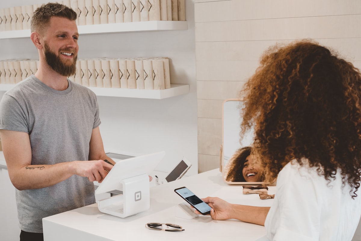 Casal utilizando serviços financeiros digitais